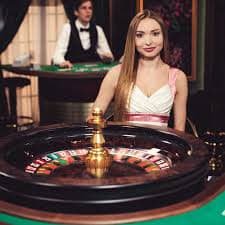 Antarmuka aplikasi katak777 menampilkan meja roulette langsung dan opsi pembayaran DANA